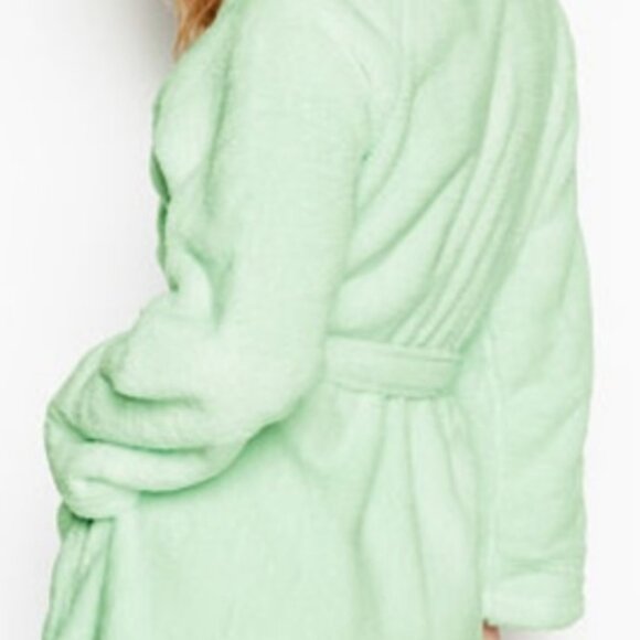 VICTORIA'S SECRET WOMEN COZY PLUSH LIGHT GRAY SHORT ROBE SUPER SOFT M/L NWT - Picture 4 of 9